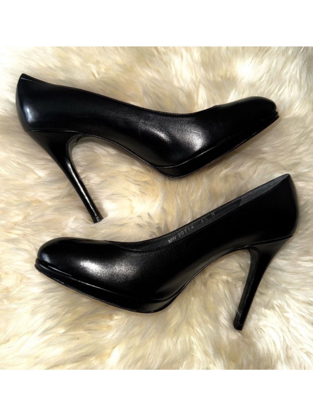 STUART WEITZMAN Black Leather Pumps Round Toe 4.5” Stiletto size 8.5 M GORGEOUS!